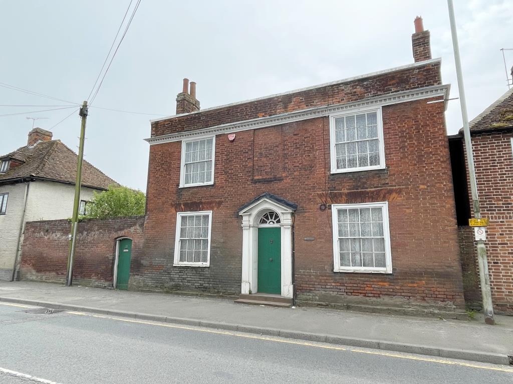 Lot: 63 - FIVE-BEDROOM PERIOD PROPERTY FOR REFURBUSHMENT ON SITE WITH POTENTIAL - Front of property with land to the side